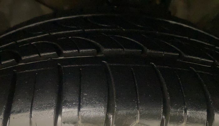 2014 Honda Amaze 1.5L I-DTEC S, Diesel, Manual, 1,43,862 km, Left Front Tyre Tread