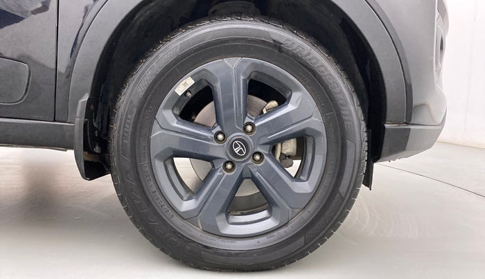 2022 Tata NEXON XZA PLUS (O) DIESEL DARK EDITION, Diesel, Automatic, 28,305 km, Right Front Wheel