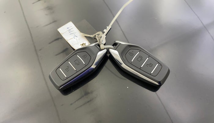 2021 Mahindra XUV500 W11 AT, Diesel, Automatic, 91,976 km, Key Close Up