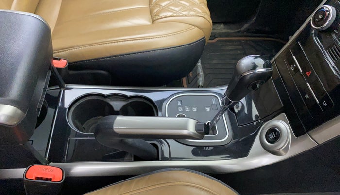 2021 Mahindra XUV500 W11 AT, Diesel, Automatic, 91,976 km, Gear Lever