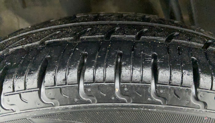 2016 Renault Kwid RXL, Petrol, Manual, 31,232 km, Right Rear Tyre Tread