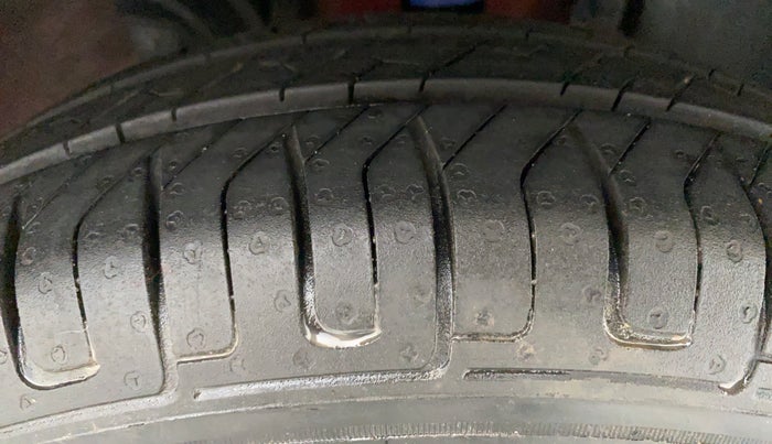 2015 Renault Kwid RXT, Petrol, Manual, 33,693 km, Right Front Tyre Tread