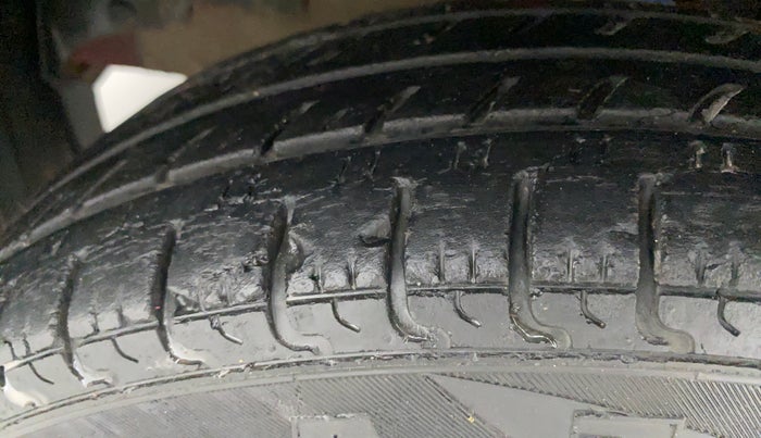 2015 Renault Kwid RXT, Petrol, Manual, 33,693 km, Left Front Tyre Tread