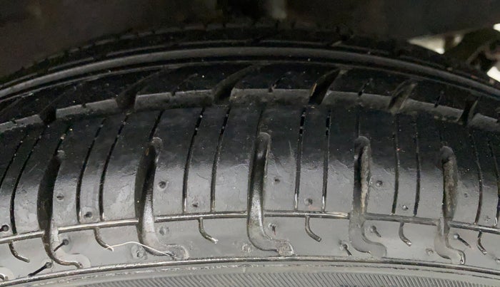 2015 Renault Kwid RXT, Petrol, Manual, 33,693 km, Left Rear Tyre Tread