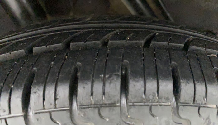 2015 Renault Kwid RXT, Petrol, Manual, 33,693 km, Right Rear Tyre Tread