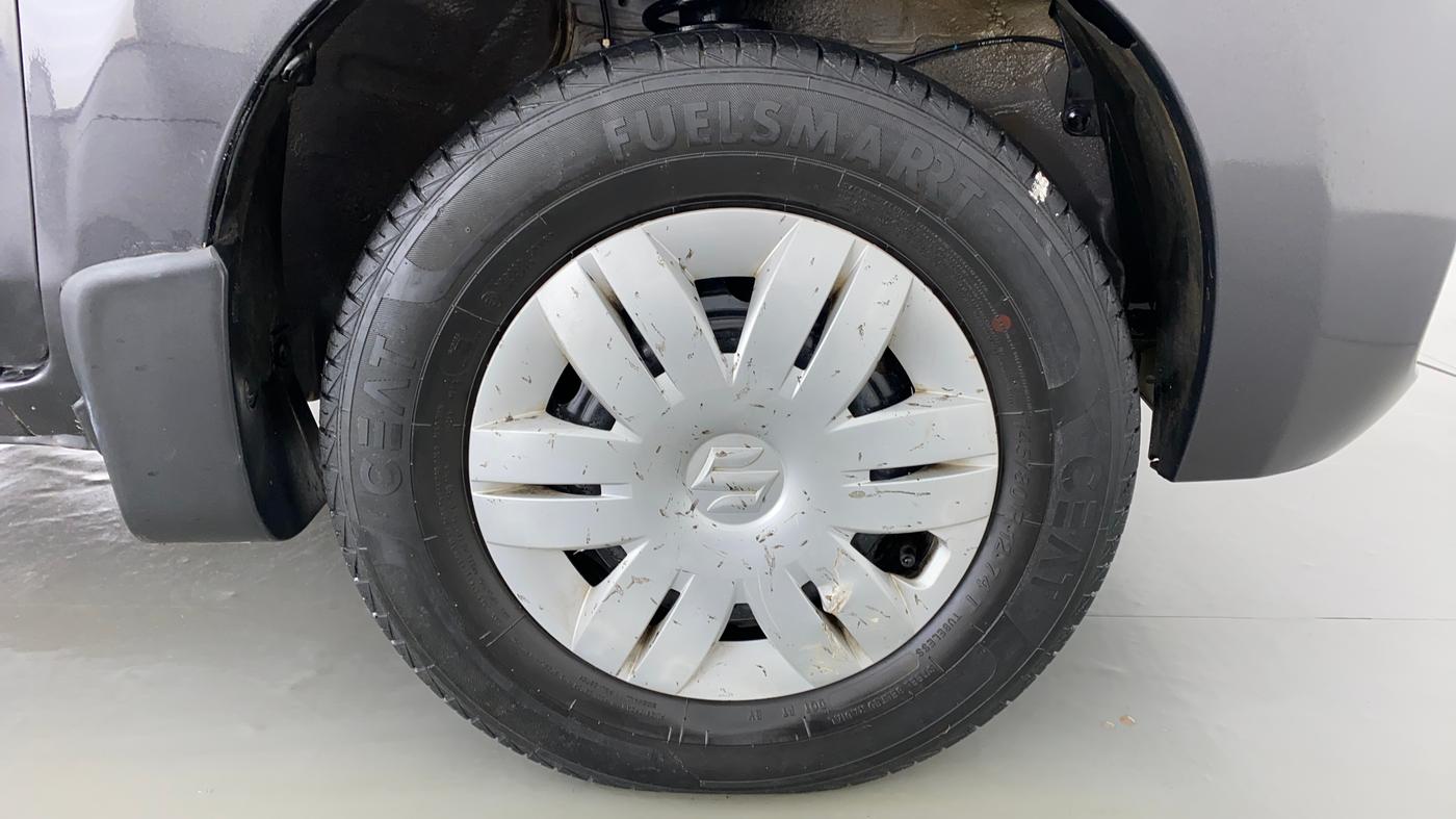 2021 Maruti Alto LXI CNG, CNG, Manual, 30,310 km, Right Front Wheel