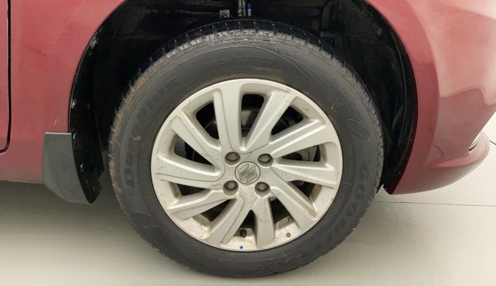 2015 Maruti Swift Dzire ZXI, Petrol, Manual, 32,905 km, Right Front Wheel