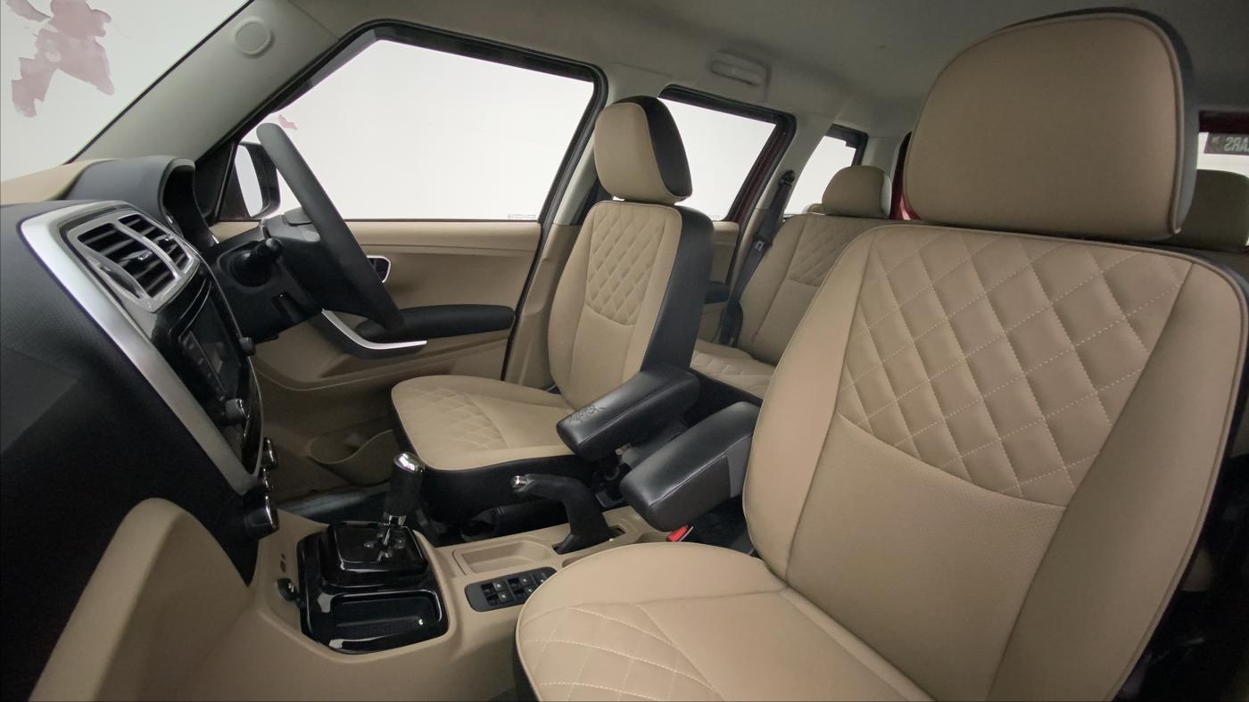 2018 Mahindra TUV300 T10 AMT DUAL TONE, Diesel, Automatic, 56,659 km, Right Side Front Door Cabin