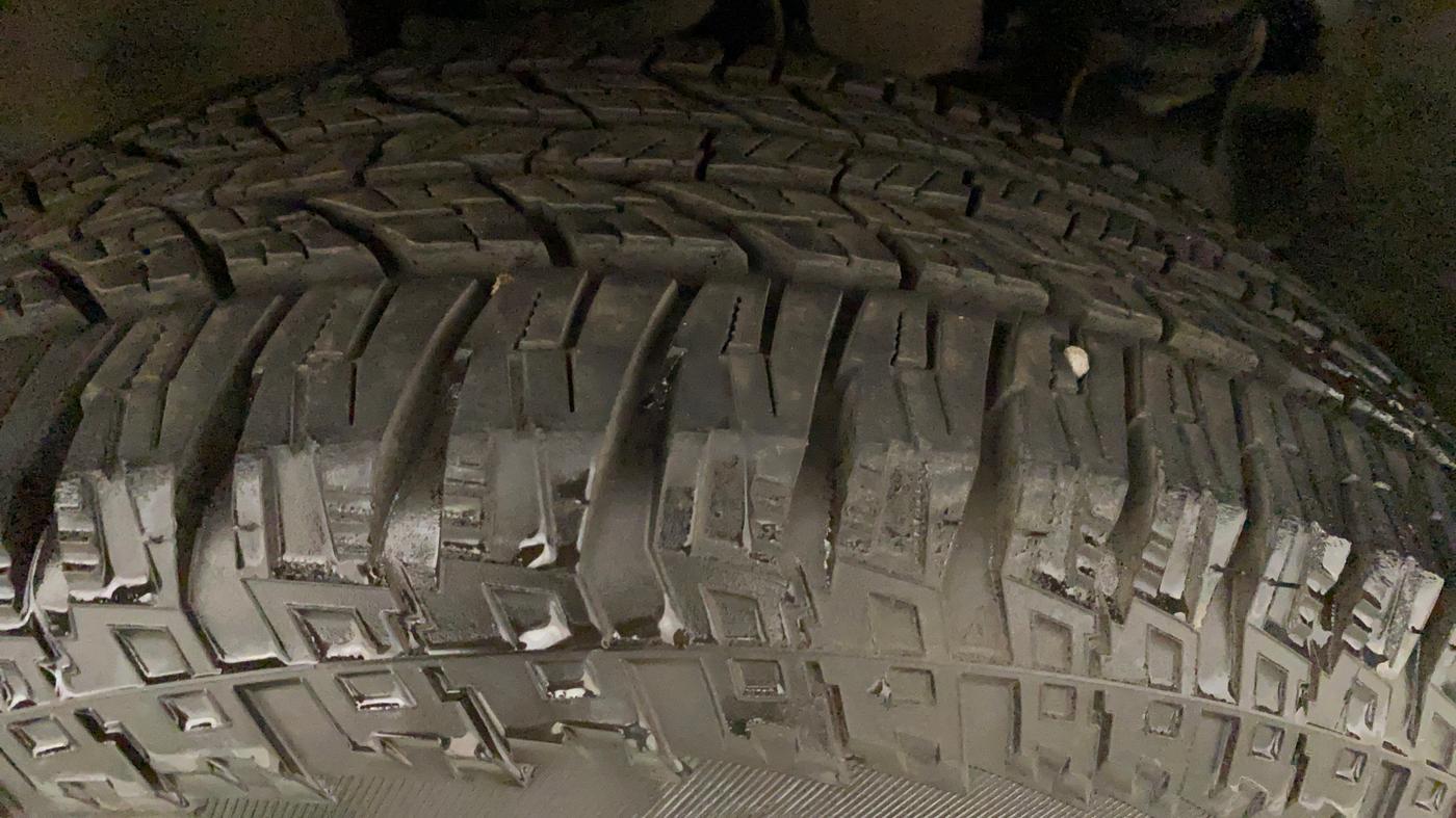 2018 Mahindra TUV300 T10 AMT DUAL TONE, Diesel, Automatic, 56,659 km, Right Front Tyre Tread