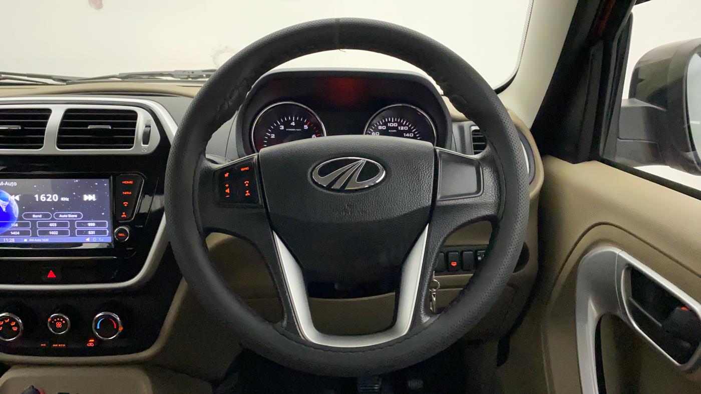 2018 Mahindra TUV300 T10 AMT DUAL TONE, Diesel, Automatic, 56,659 km, Steering Wheel Close Up