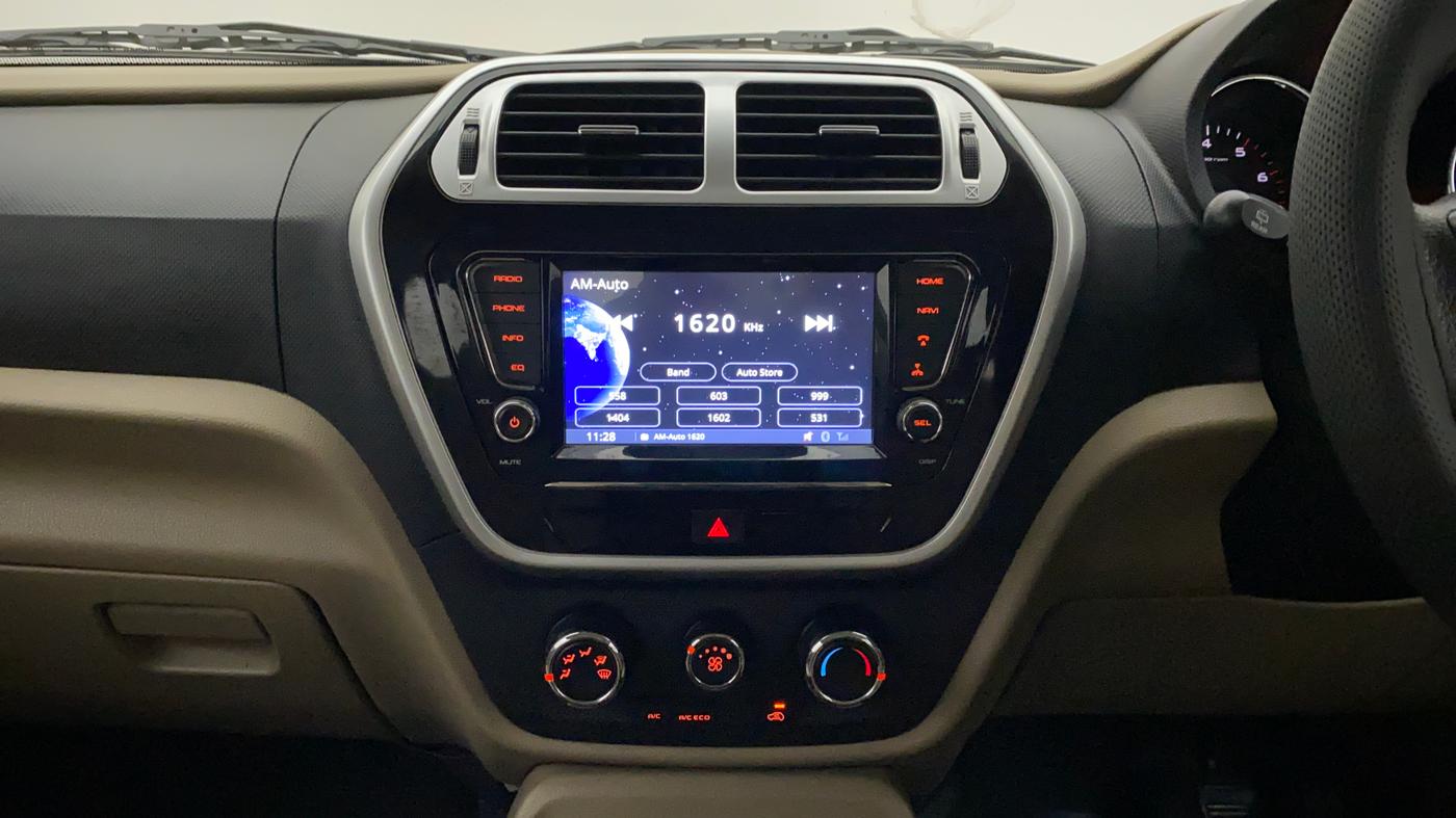 2018 Mahindra TUV300 T10 AMT DUAL TONE, Diesel, Automatic, 56,659 km, Air Conditioner