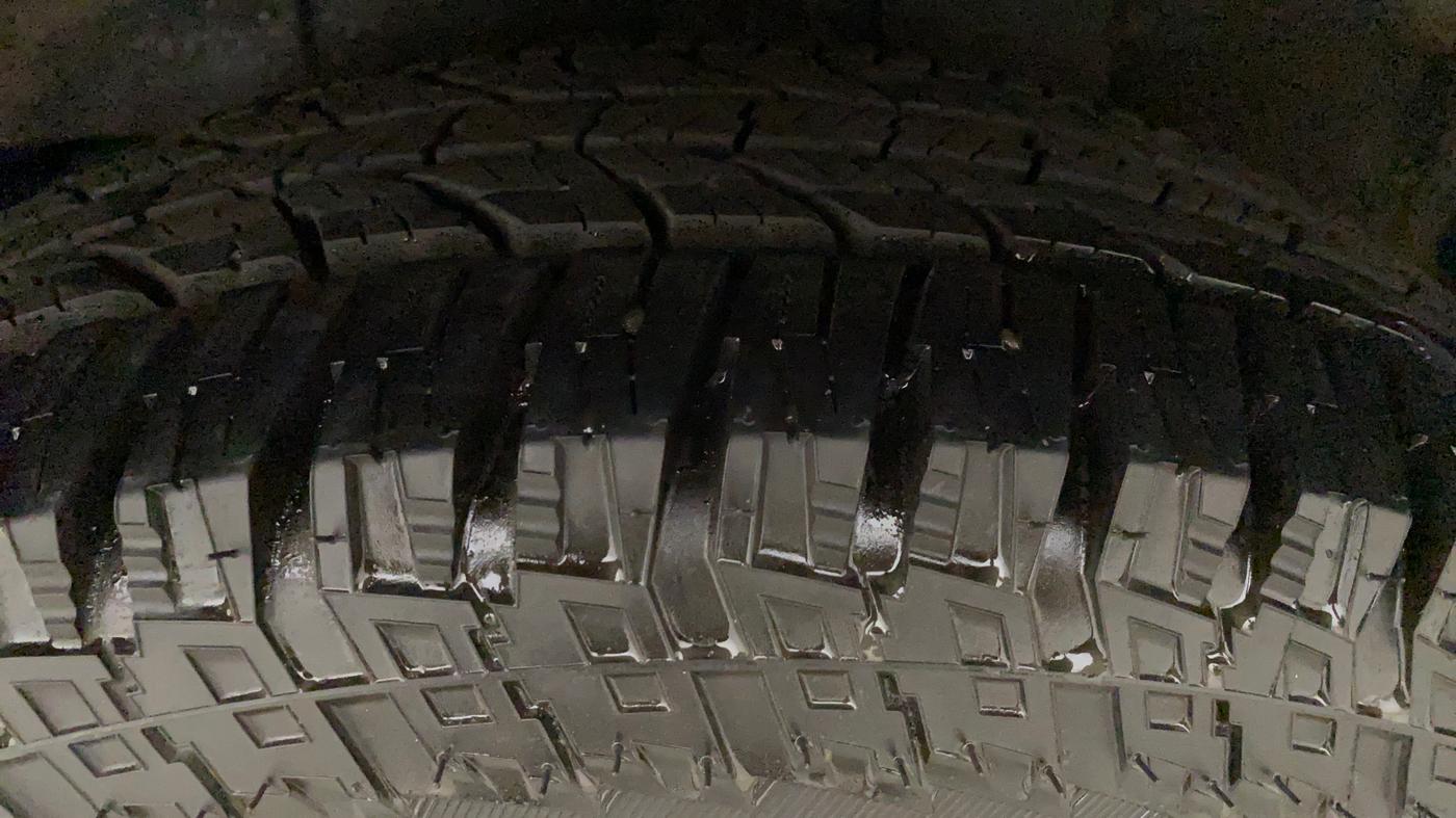 2018 Mahindra TUV300 T10 AMT DUAL TONE, Diesel, Automatic, 56,659 km, Left Rear Tyre Tread