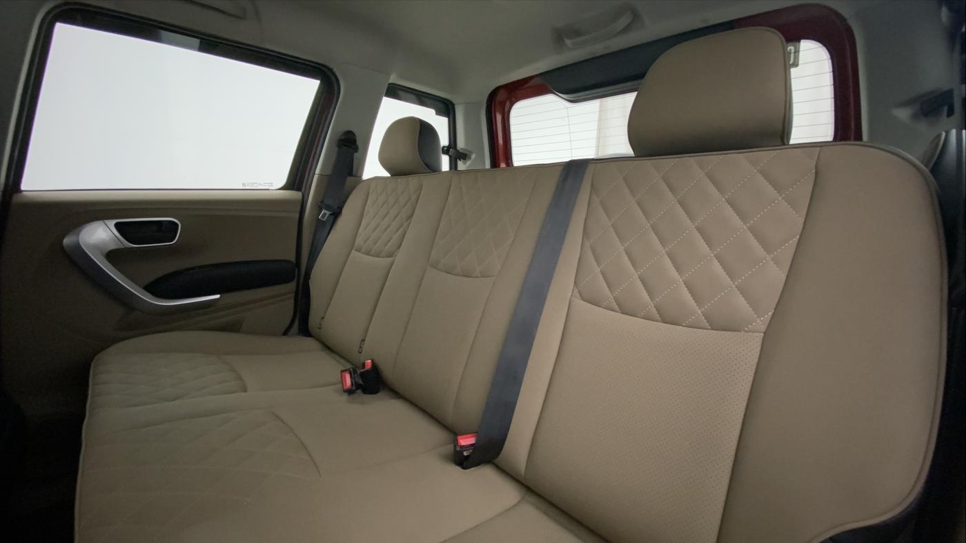 2018 Mahindra TUV300 T10 AMT DUAL TONE, Diesel, Automatic, 56,659 km, Right Side Rear Door Cabin
