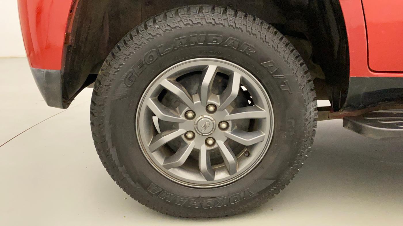 2018 Mahindra TUV300 T10 AMT DUAL TONE, Diesel, Automatic, 56,659 km, Right Rear Wheel