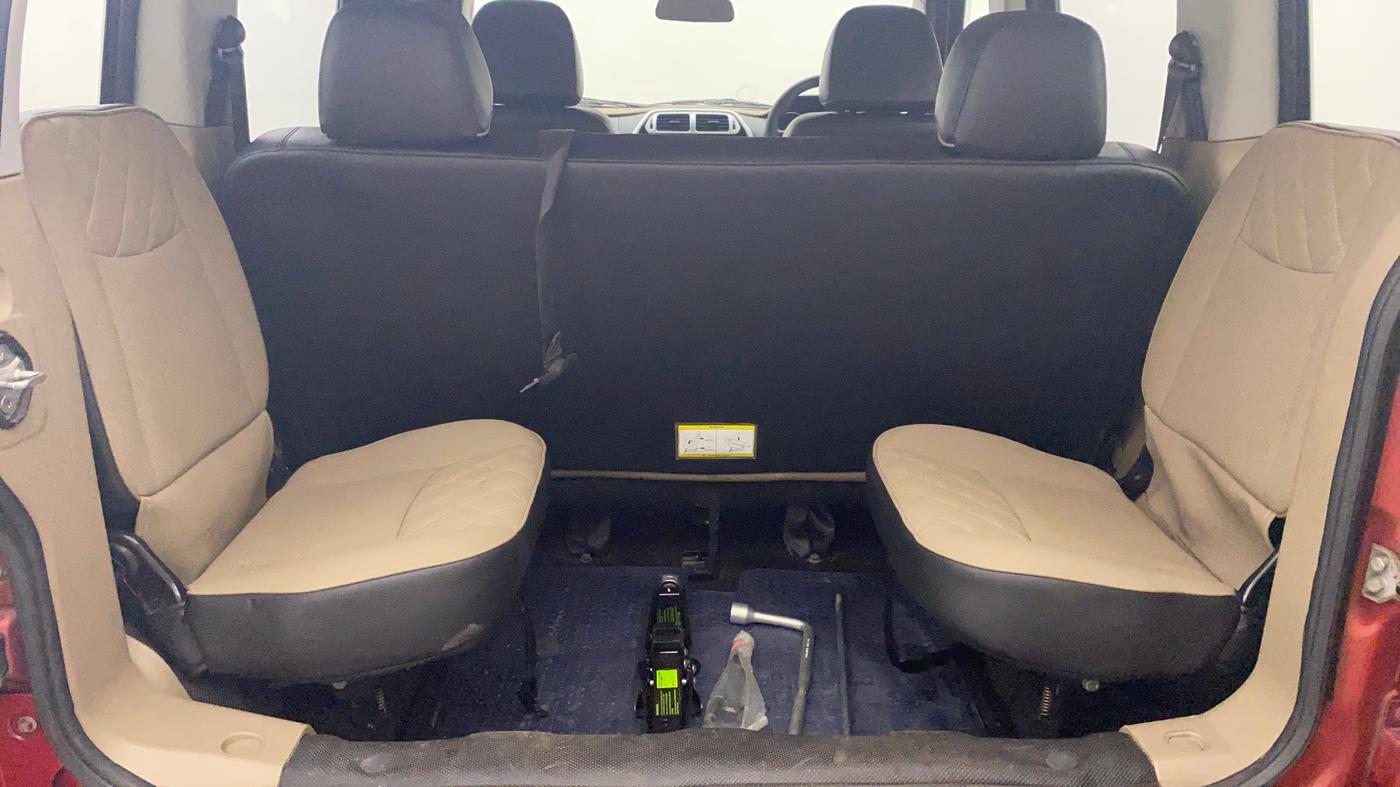 2018 Mahindra TUV300 T10 AMT DUAL TONE, Diesel, Automatic, 56,659 km, Third Seat Row ( optional )