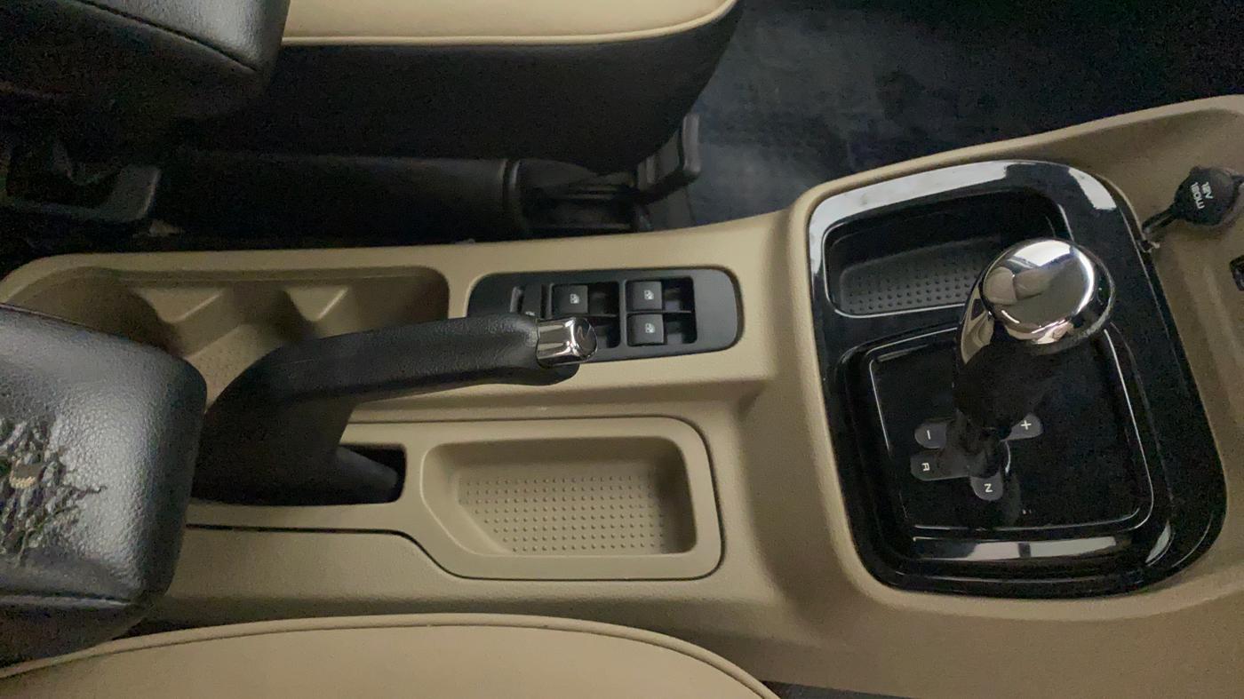 2018 Mahindra TUV300 T10 AMT DUAL TONE, Diesel, Automatic, 56,659 km, Gear Lever