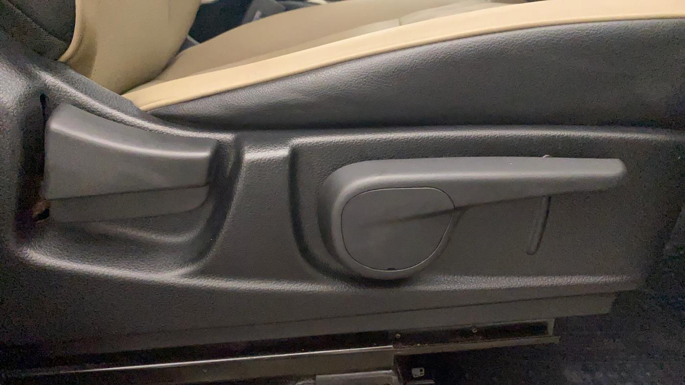 2018 Mahindra TUV300 T10 AMT DUAL TONE, Diesel, Automatic, 56,659 km, Driver Side Adjustment Panel