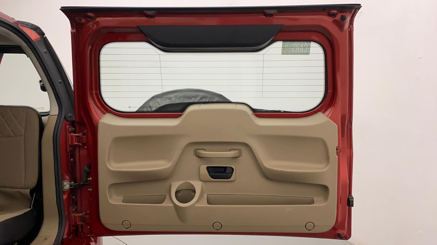 2018 Mahindra TUV300 T10 AMT DUAL TONE, Diesel, Automatic, 56,659 km, Boot Door Open