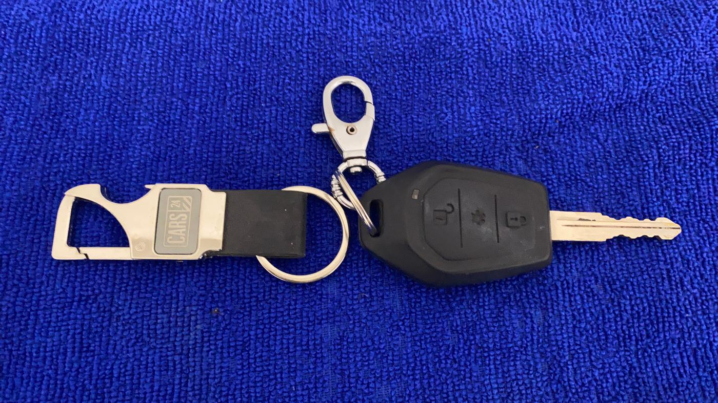 2018 Mahindra TUV300 T10 AMT DUAL TONE, Diesel, Automatic, 56,659 km, Key Close Up