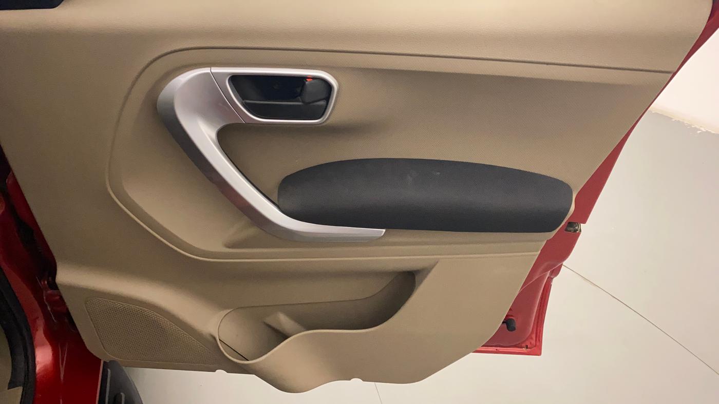 2018 Mahindra TUV300 T10 AMT DUAL TONE, Diesel, Automatic, 56,659 km, Driver Side Door Panels Control