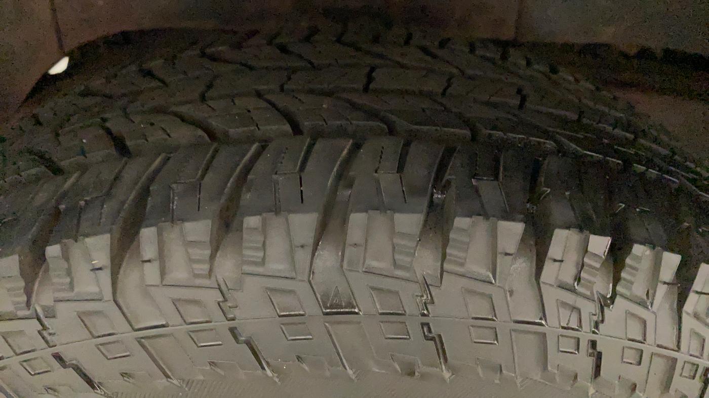 2018 Mahindra TUV300 T10 AMT DUAL TONE, Diesel, Automatic, 56,659 km, Right Rear Tyre Tread