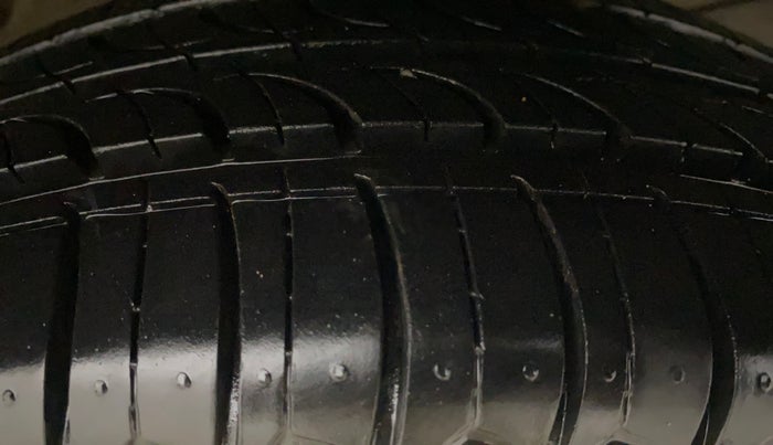 2017 Honda Amaze 1.2L I-VTEC S, Petrol, Manual, 1,29,943 km, Right Front Tyre Tread