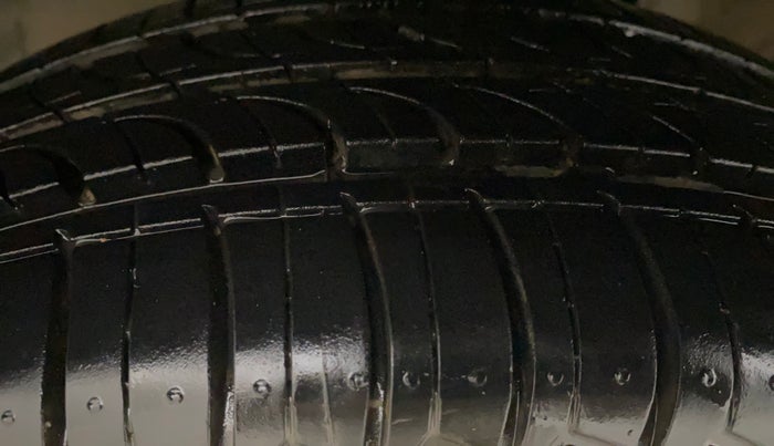 2017 Honda Amaze 1.2L I-VTEC S, Petrol, Manual, 1,29,943 km, Left Front Tyre Tread