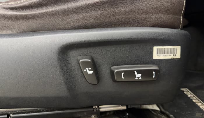 2017 Toyota Fortuner 2.7 4X2 MT, Petrol, Manual, 48,518 km, Driver Side Adjustment Panel