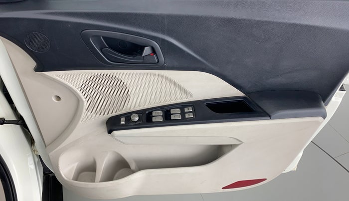 2020 Mahindra XUV300 1.2 W6 MT, Petrol, Manual, 22,100 km, Driver Side Door Panels Control