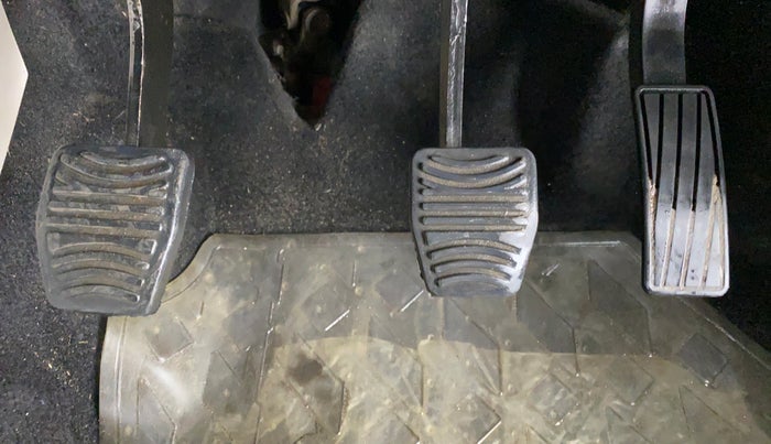2020 Mahindra XUV300 1.2 W6 MT, Petrol, Manual, 22,100 km, Pedals