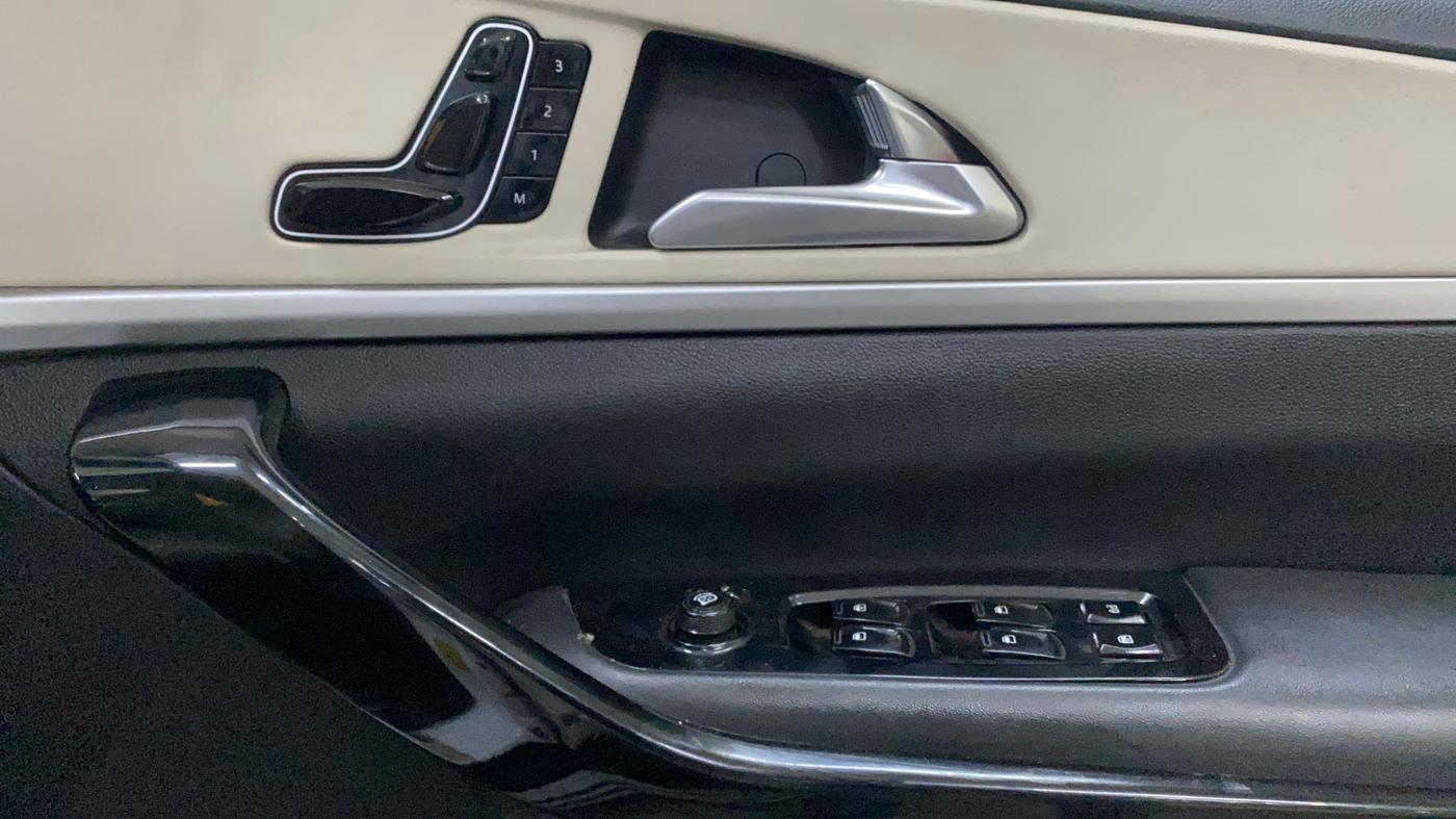 2022 Mahindra XUV700 AX 7 D MT 7 STR, Diesel, Manual, 46,340 km, Driver Side Door Panels Control