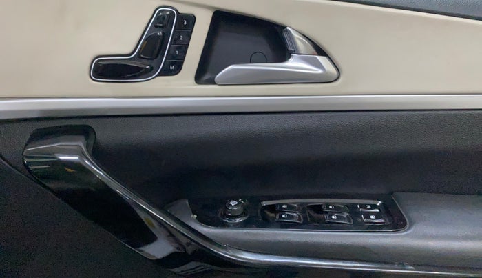 2022 Mahindra XUV700 AX 7 D MT 7 STR, Diesel, Manual, 46,340 km, Driver Side Door Panels Control