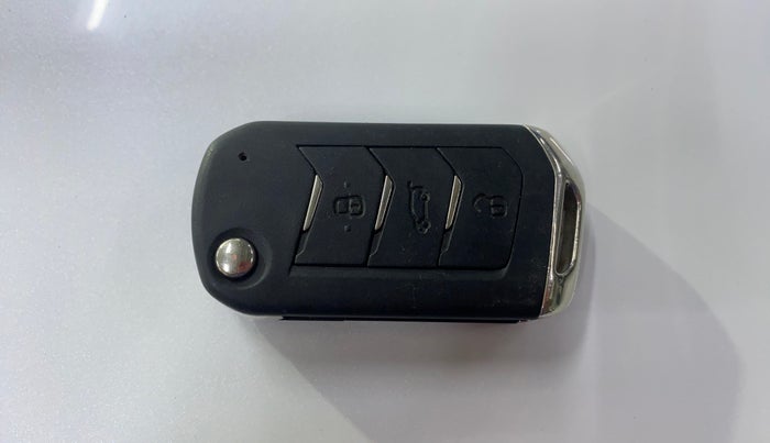 2022 Mahindra XUV700 AX 7 D MT 7 STR, Diesel, Manual, 46,340 km, Key Close Up