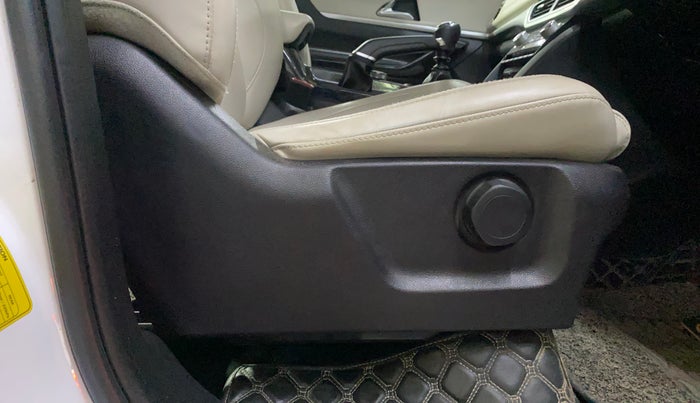 2022 Mahindra XUV700 AX 7 D MT 7 STR, Diesel, Manual, 46,340 km, Driver Side Adjustment Panel