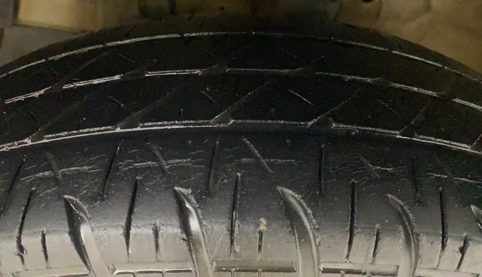 2016 Maruti Swift VXI, Petrol, Manual, 1,02,156 km, Left Front Tyre Tread