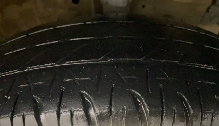 2016 Maruti Swift VXI, Petrol, Manual, 1,02,156 km, Right Front Tyre Tread