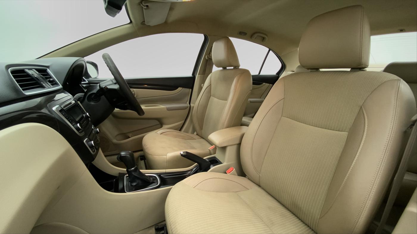 2016 Maruti Ciaz ZXI AT, Petrol, Automatic, 45,579 km, Right Side Front Door Cabin
