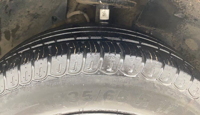 2017 Mahindra XUV500 W6, Diesel, Manual, 1,49,587 km, Right Front Tyre Tread
