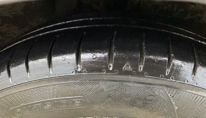 2014 Hyundai i10 MAGNA 1.1, CNG, Manual, 77,250 km, Right Front Tyre Tread
