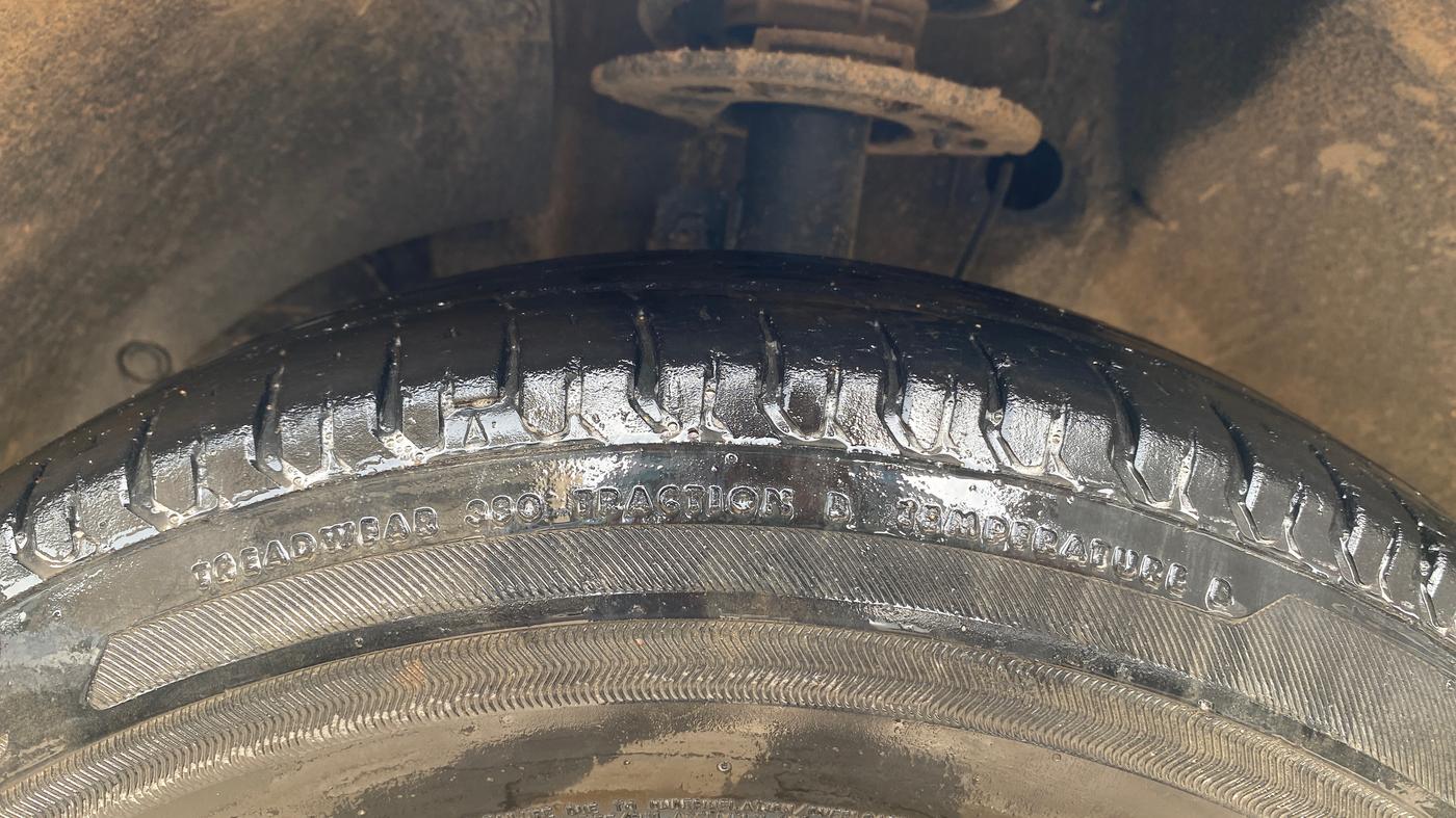 2017 Maruti Dzire VXI, Petrol, Manual, 37,218 km, Left Front Tyre Tread