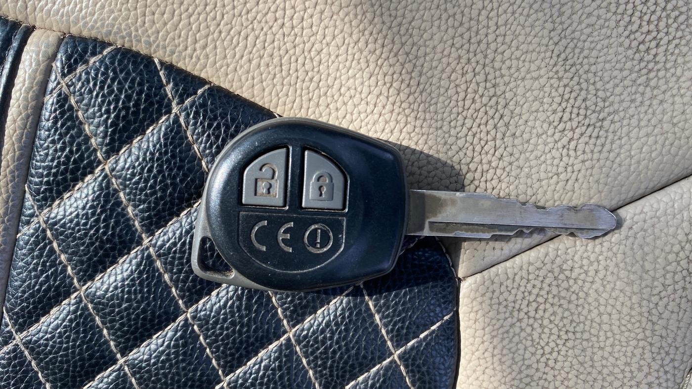 2017 Maruti Dzire VXI, Petrol, Manual, 37,218 km, Key Close Up