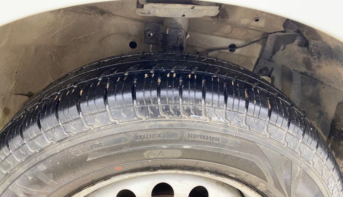 2016 Maruti Swift LXI (O), Petrol, Manual, 1,17,732 km, Right Front Tyre Tread