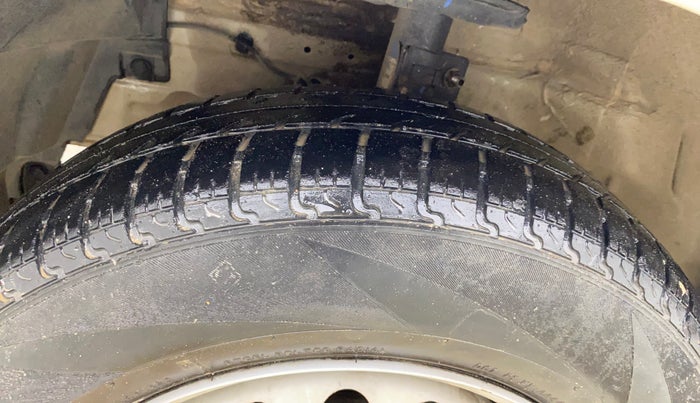 2016 Maruti Swift LXI (O), Petrol, Manual, 1,17,732 km, Left Front Tyre Tread
