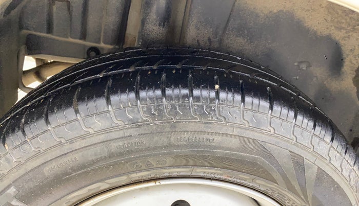 2016 Maruti Swift LXI (O), Petrol, Manual, 1,17,732 km, Right Rear Tyre Tread