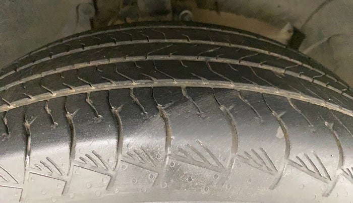 2015 Renault Duster 85 PS RXL DIESEL, Diesel, Manual, 87,360 km, Right Front Tyre Tread