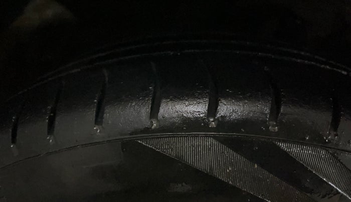 2016 Hyundai Grand i10 MAGNA 1.2 KAPPA VTVT, CNG, Manual, 1,37,728 km, Right Front Tyre Tread