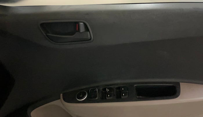 2016 Hyundai Grand i10 MAGNA 1.2 KAPPA VTVT, CNG, Manual, 1,37,728 km, Driver Side Door Panels Control