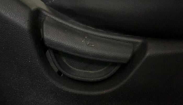 2016 Hyundai Grand i10 MAGNA 1.2 KAPPA VTVT, CNG, Manual, 1,37,728 km, Driver Side Adjustment Panel