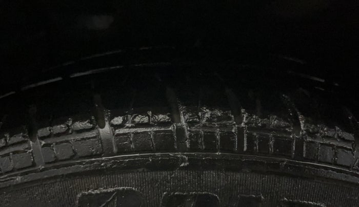 2016 Hyundai Grand i10 MAGNA 1.2 KAPPA VTVT, CNG, Manual, 1,37,728 km, Left Front Tyre Tread