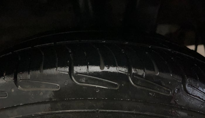 2016 Hyundai Grand i10 MAGNA 1.2 KAPPA VTVT, CNG, Manual, 1,37,728 km, Left Rear Tyre Tread